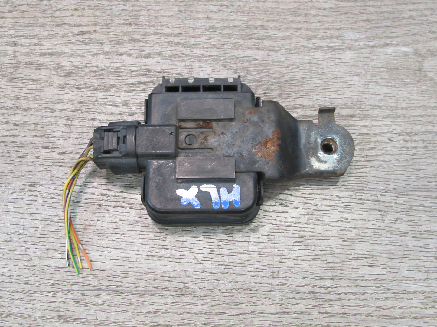 2003-2007 Lexus UZJ100L LX470 Smoke Sensor W/bracket 88898-60030