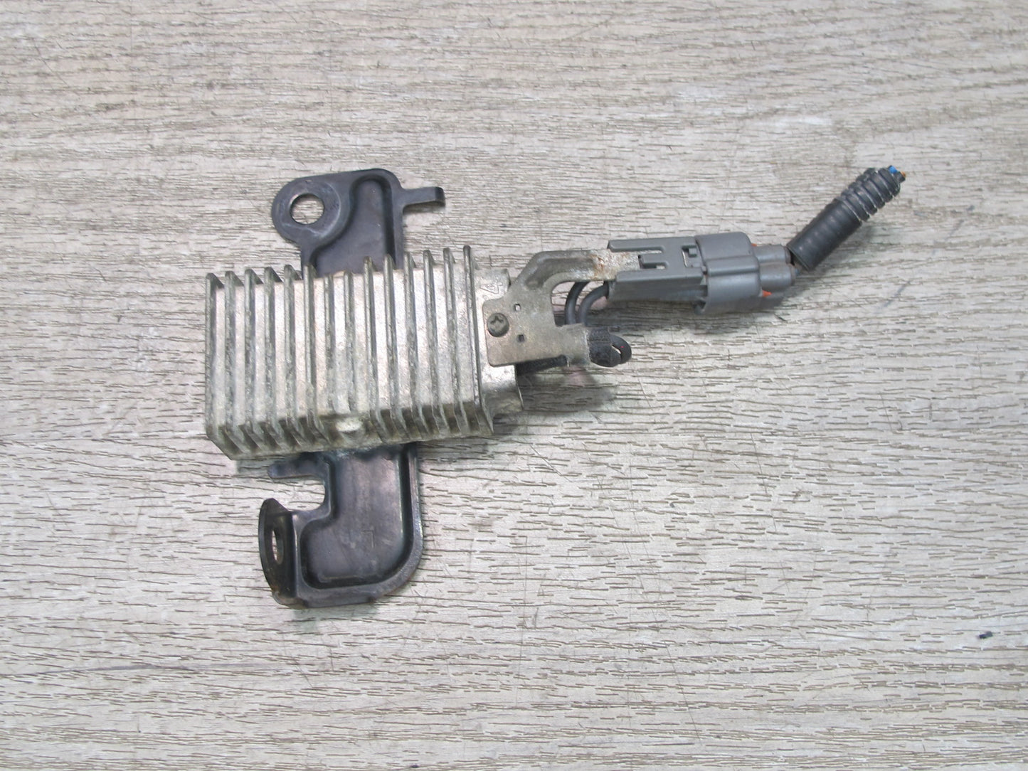 2003-2007 Lexus UZJ100L LX470 Fuel Pump Resistor Module