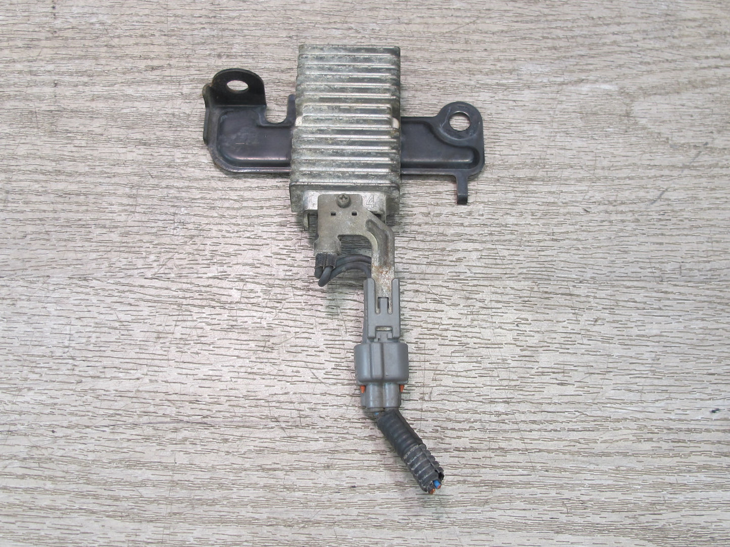 2003-2007 Lexus UZJ100L LX470 Fuel Pump Resistor Module