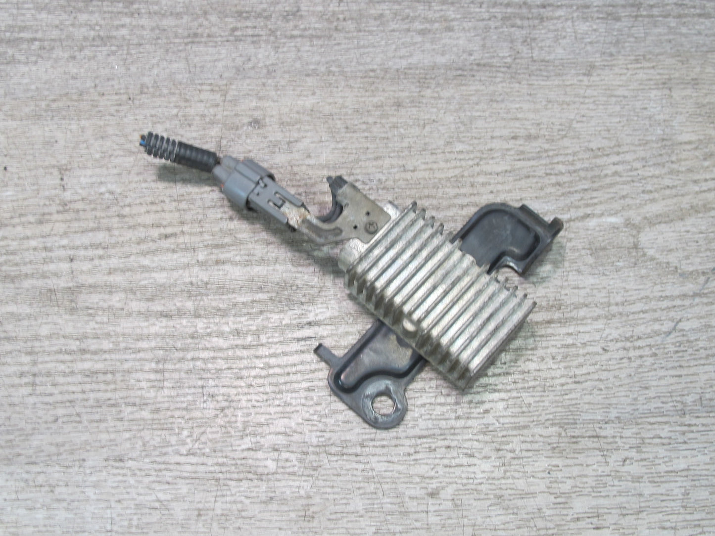 2003-2007 Lexus UZJ100L LX470 Fuel Pump Resistor Module