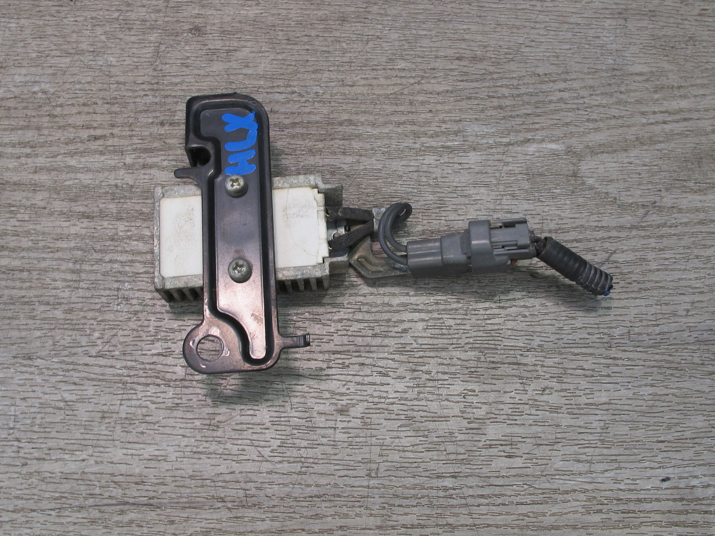 2003-2007 Lexus UZJ100L LX470 Fuel Pump Resistor Module