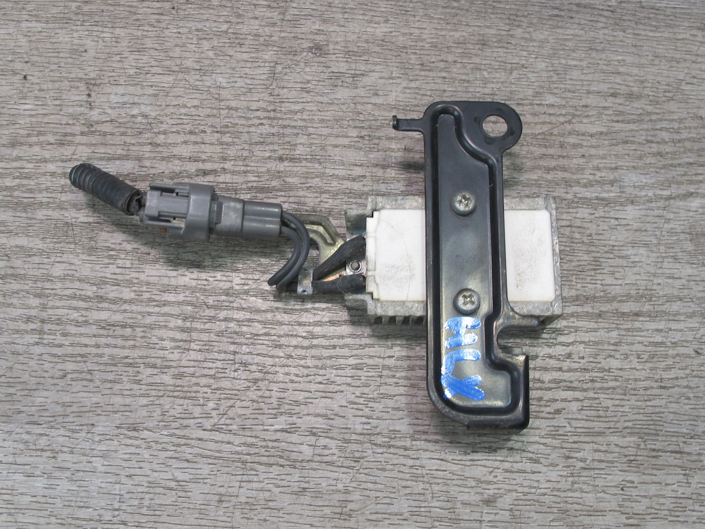 2003-2007 Lexus UZJ100L LX470 Fuel Pump Resistor Module