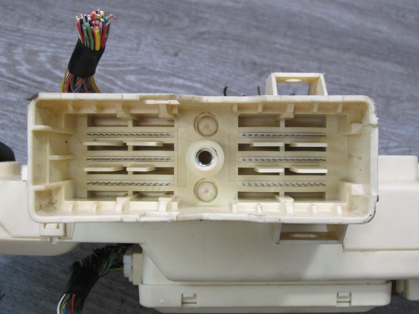 2003-2007 Lexus UZJ100L LX470 Dash Front Right Junction Cabin Fuse Relay Box