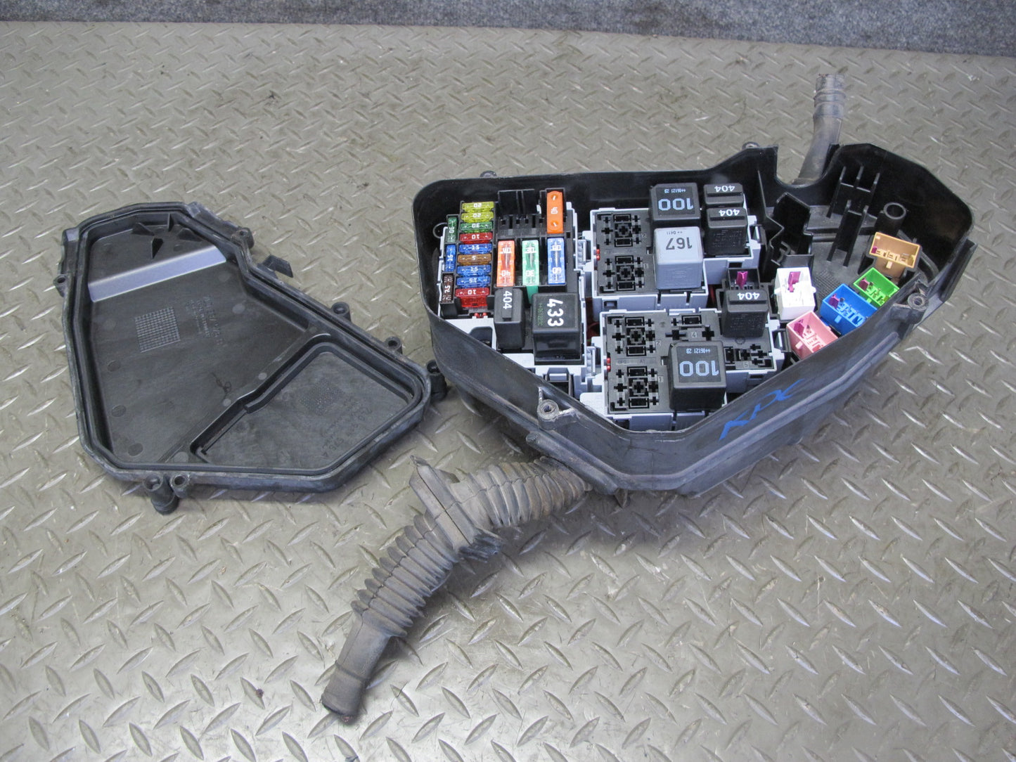 2003-2006 Porsche Cayenne 955 Engine Bay Fuse Relay Box Module