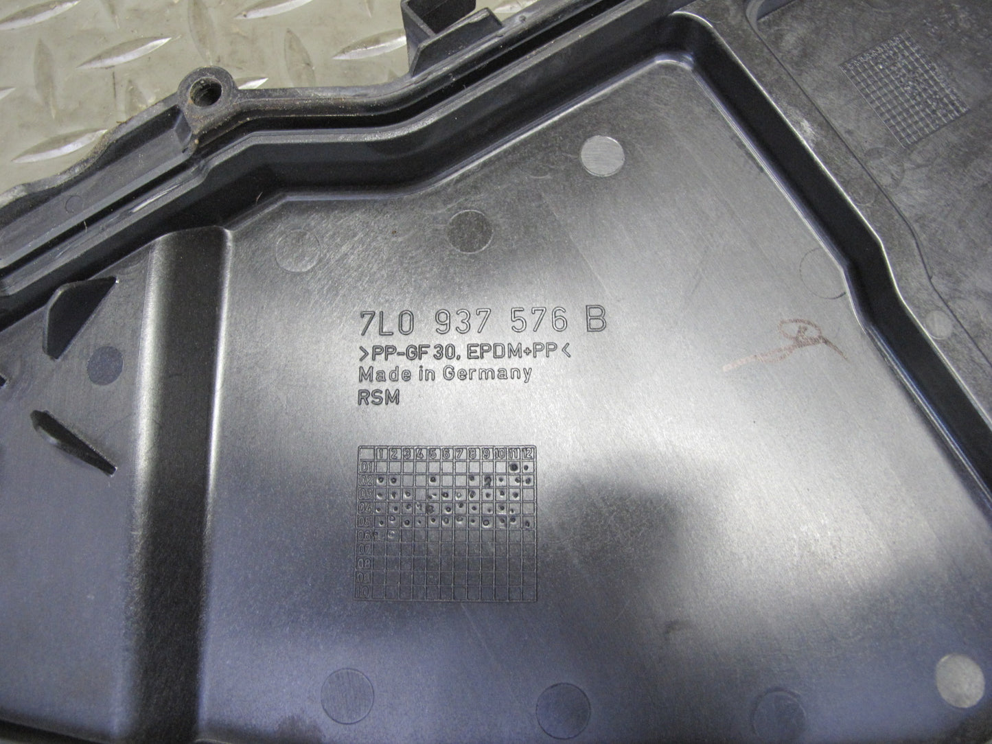 2003-2006 Porsche Cayenne 955 Engine Bay Fuse Relay Box Module