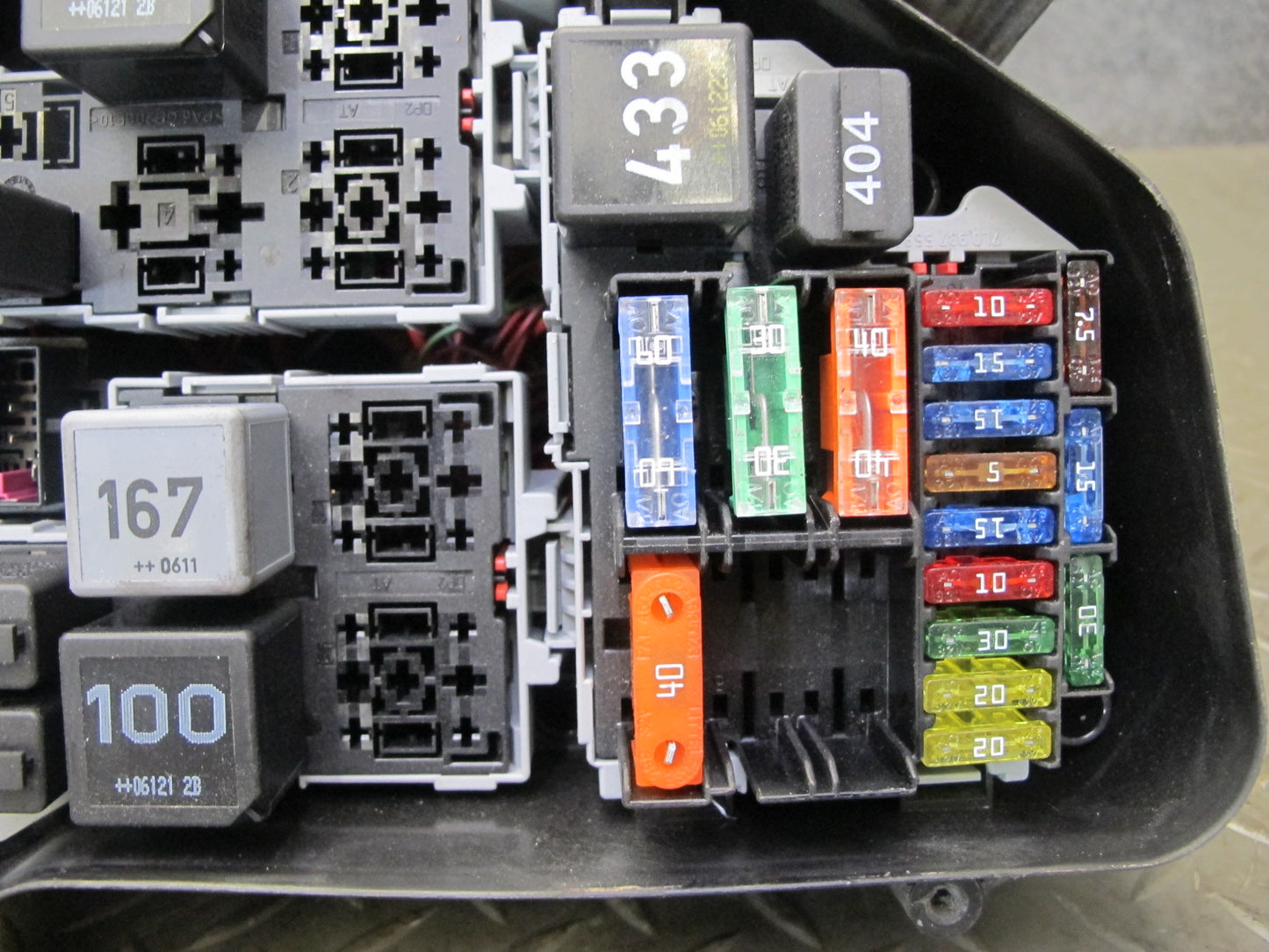 2003-2006 Porsche Cayenne 955 Engine Bay Fuse Relay Box Module