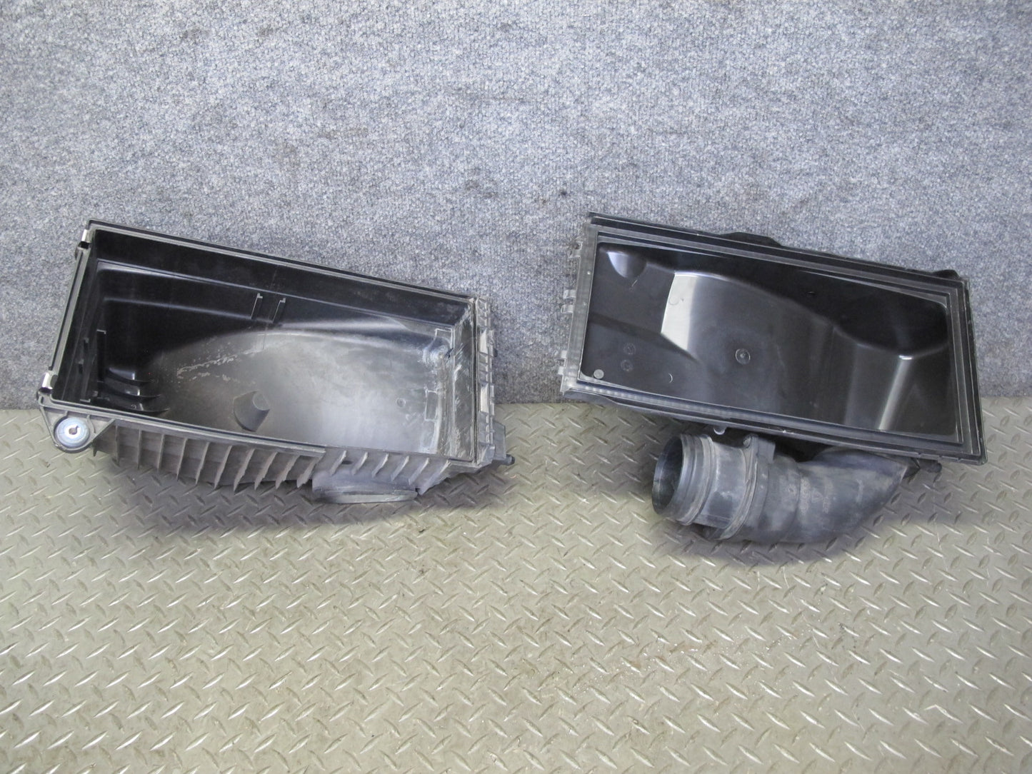 2003-2006 Porsche Cayenne 955 Turbo Right Air Intake Cleaner Filter Box w Sensor