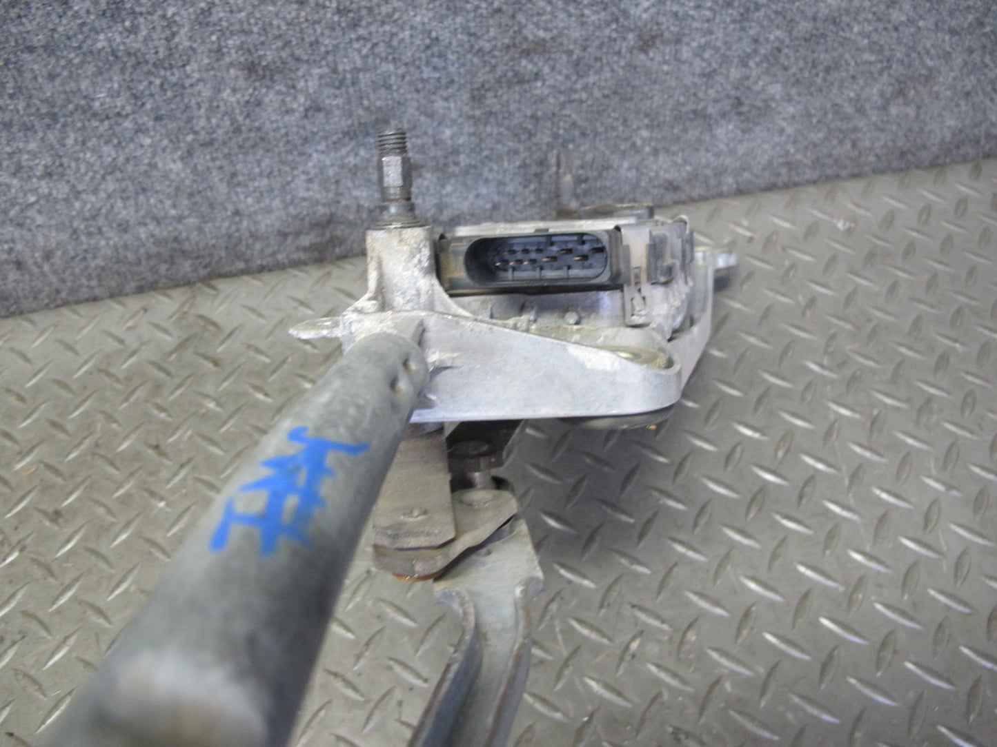 2003-2010 Porsche Cayenne 955 Windshield Wiper Transmission Linkage w Motor