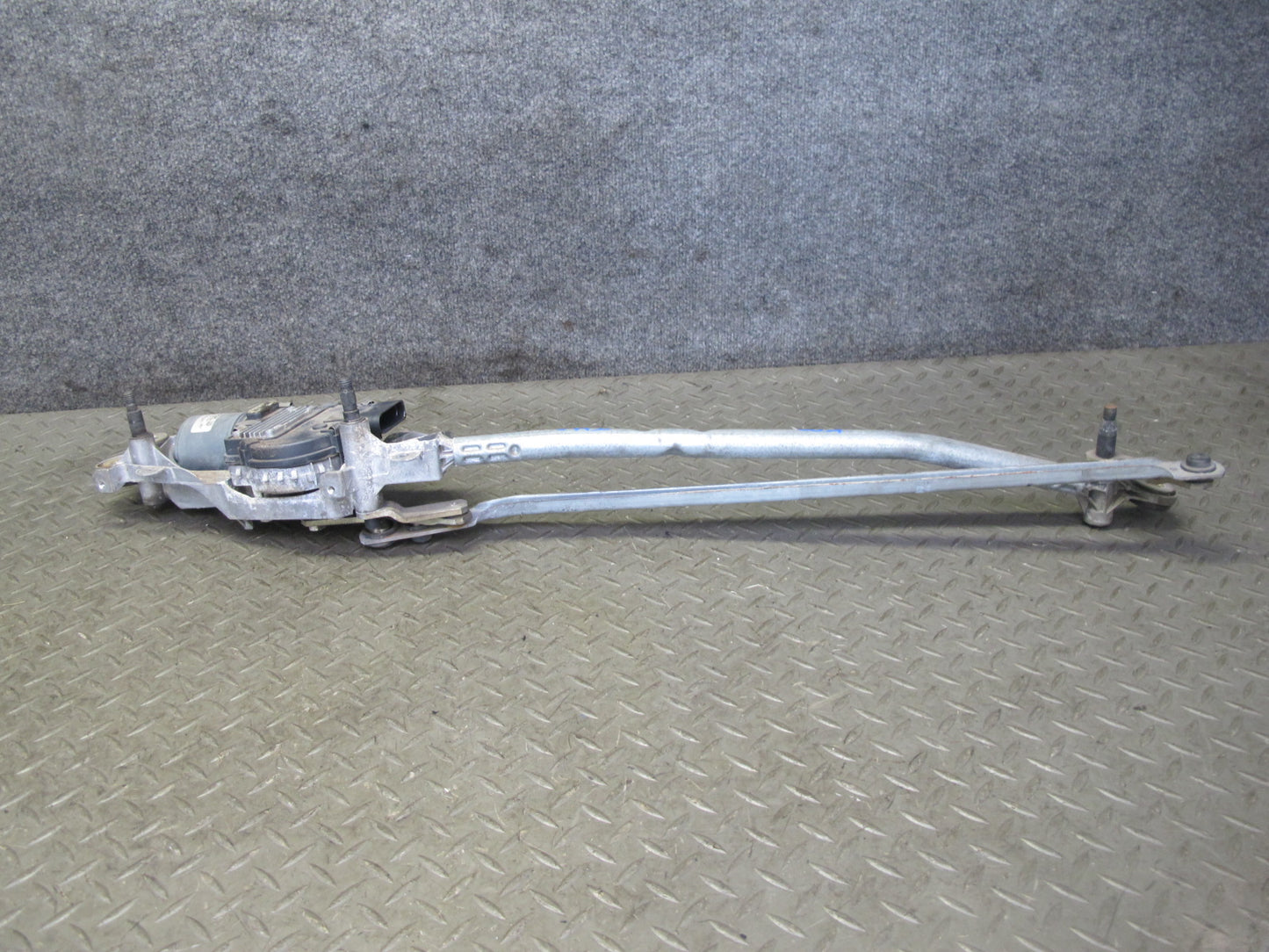 2003-2010 Porsche Cayenne 955 Windshield Wiper Transmission Linkage w Motor