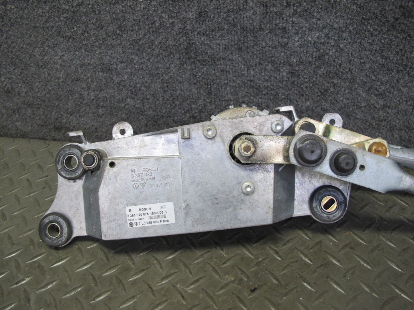 2003-2010 Porsche Cayenne 955 Windshield Wiper Transmission Linkage w Motor