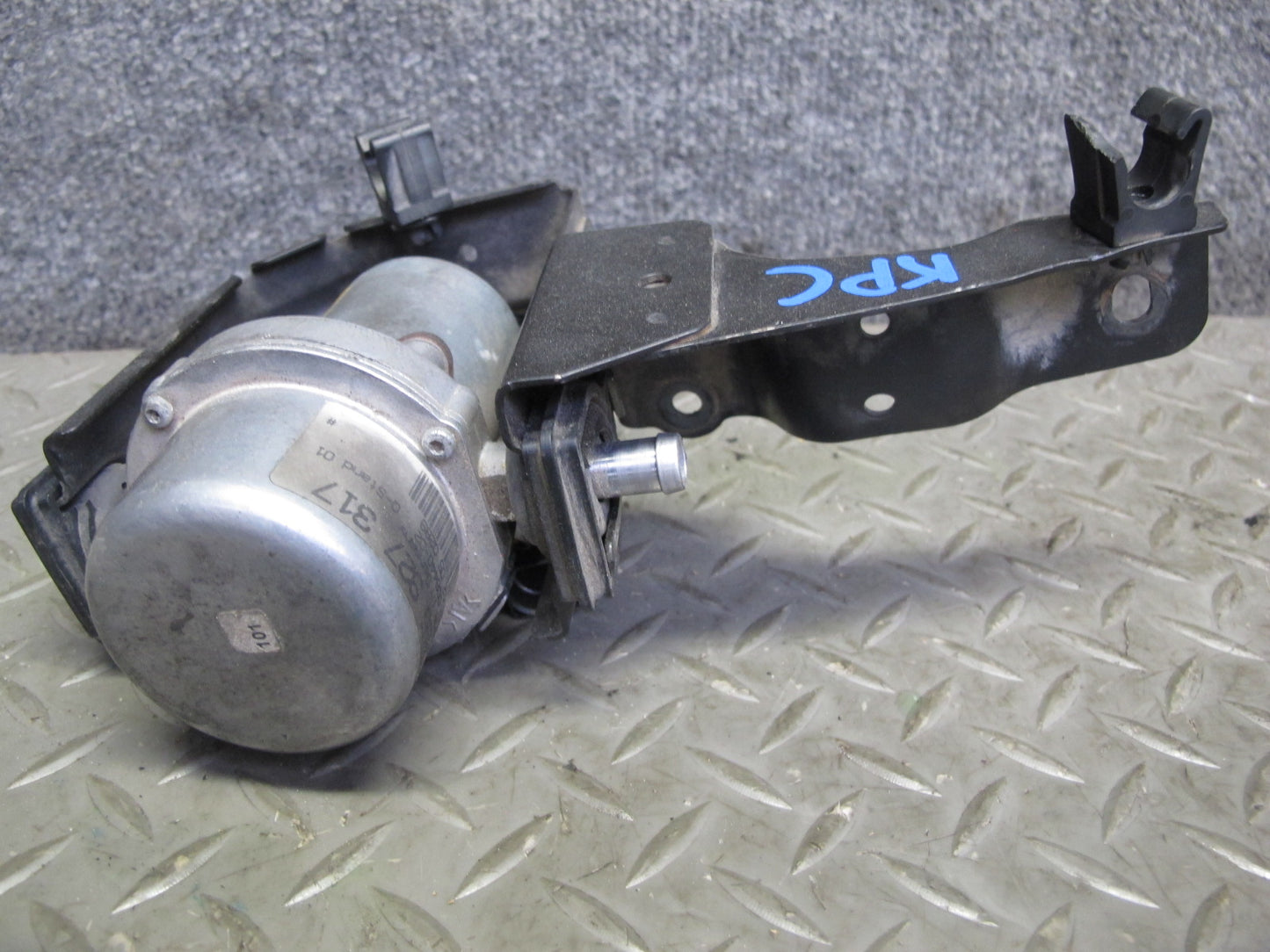 2003-2006 Porsche Cayenne 955 4.5L Vacuum Brake Booster Pump 7L5927317