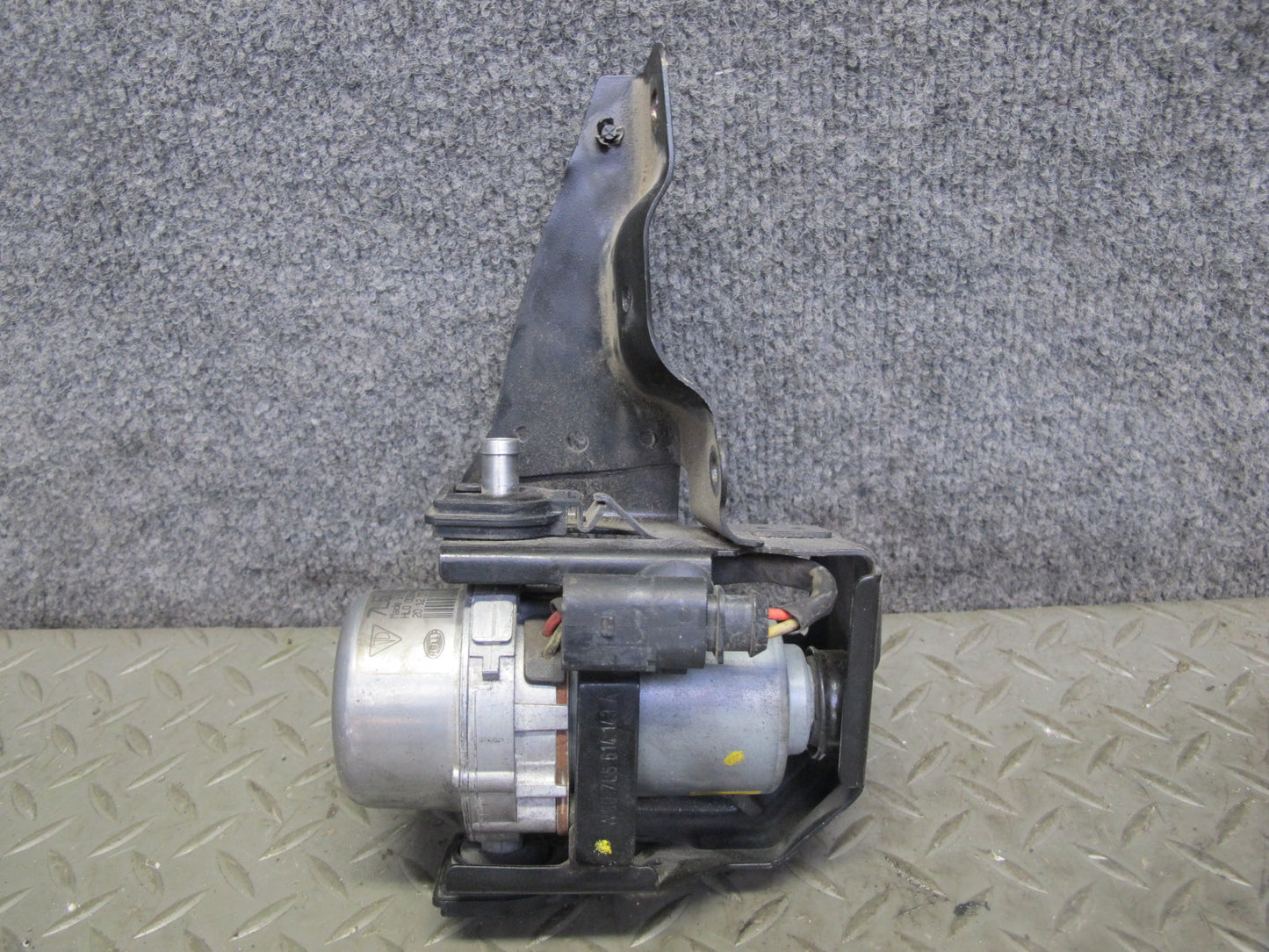 2003-2006 Porsche Cayenne 955 4.5L Vacuum Brake Booster Pump 7L5927317
