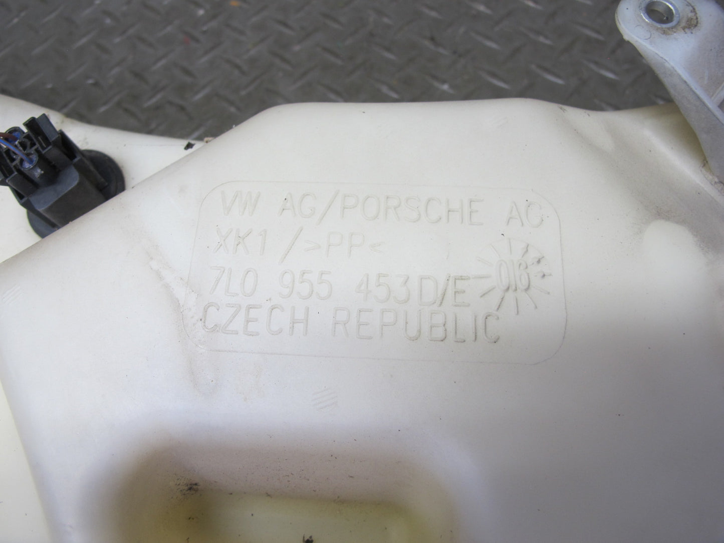 2003-2010 Porsche Cayenne 955 Windshield Washer Fluid Reservoir Tank w Pump