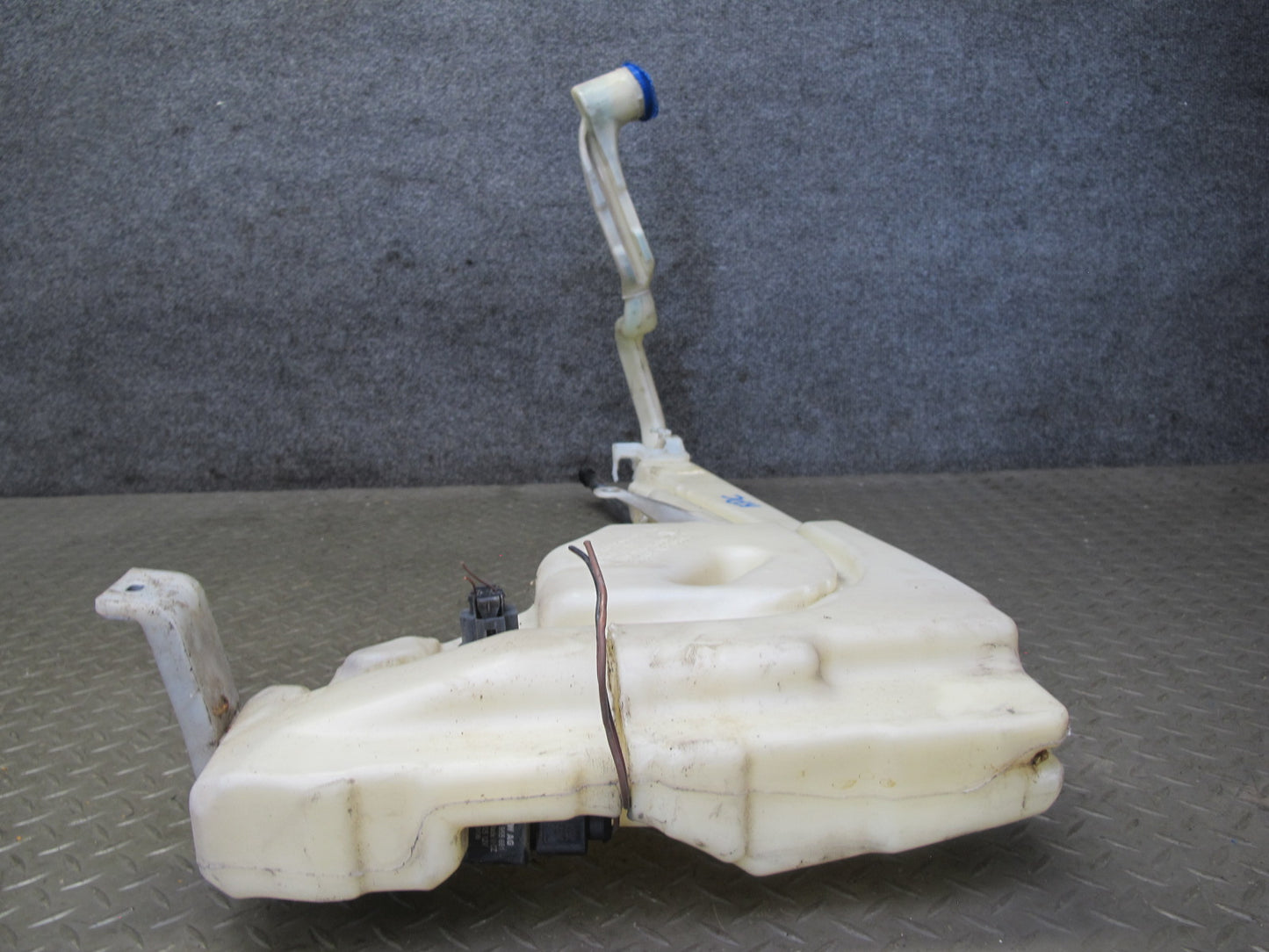 2003-2010 Porsche Cayenne 955 Windshield Washer Fluid Reservoir Tank w Pump
