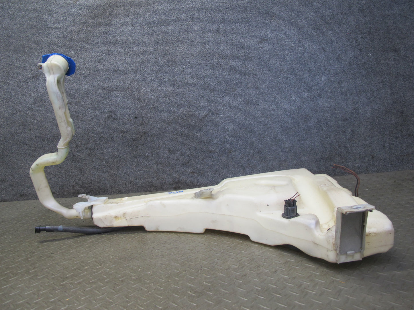 2003-2010 Porsche Cayenne 955 Windshield Washer Fluid Reservoir Tank w Pump
