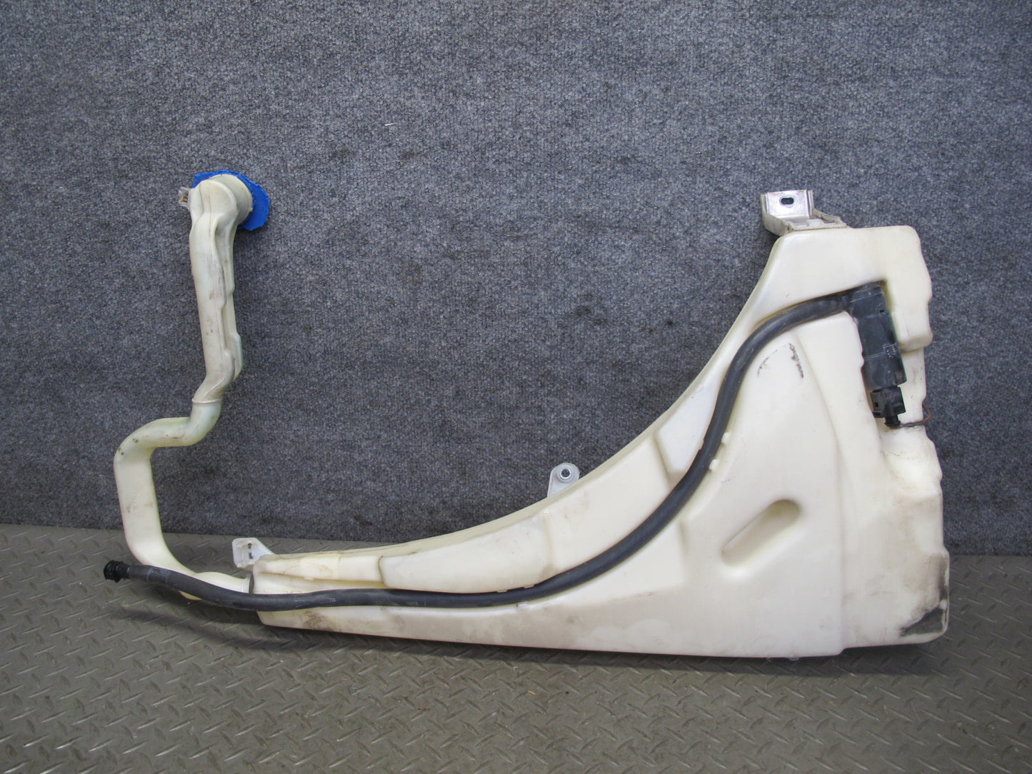 2003-2010 Porsche Cayenne 955 Windshield Washer Fluid Reservoir Tank w Pump