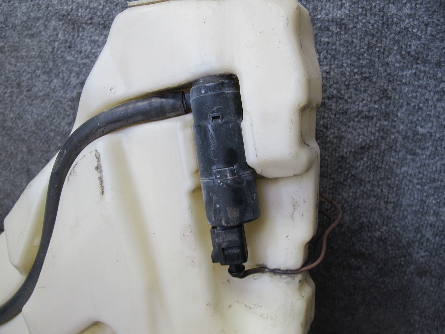 2003-2010 Porsche Cayenne 955 Windshield Washer Fluid Reservoir Tank w Pump