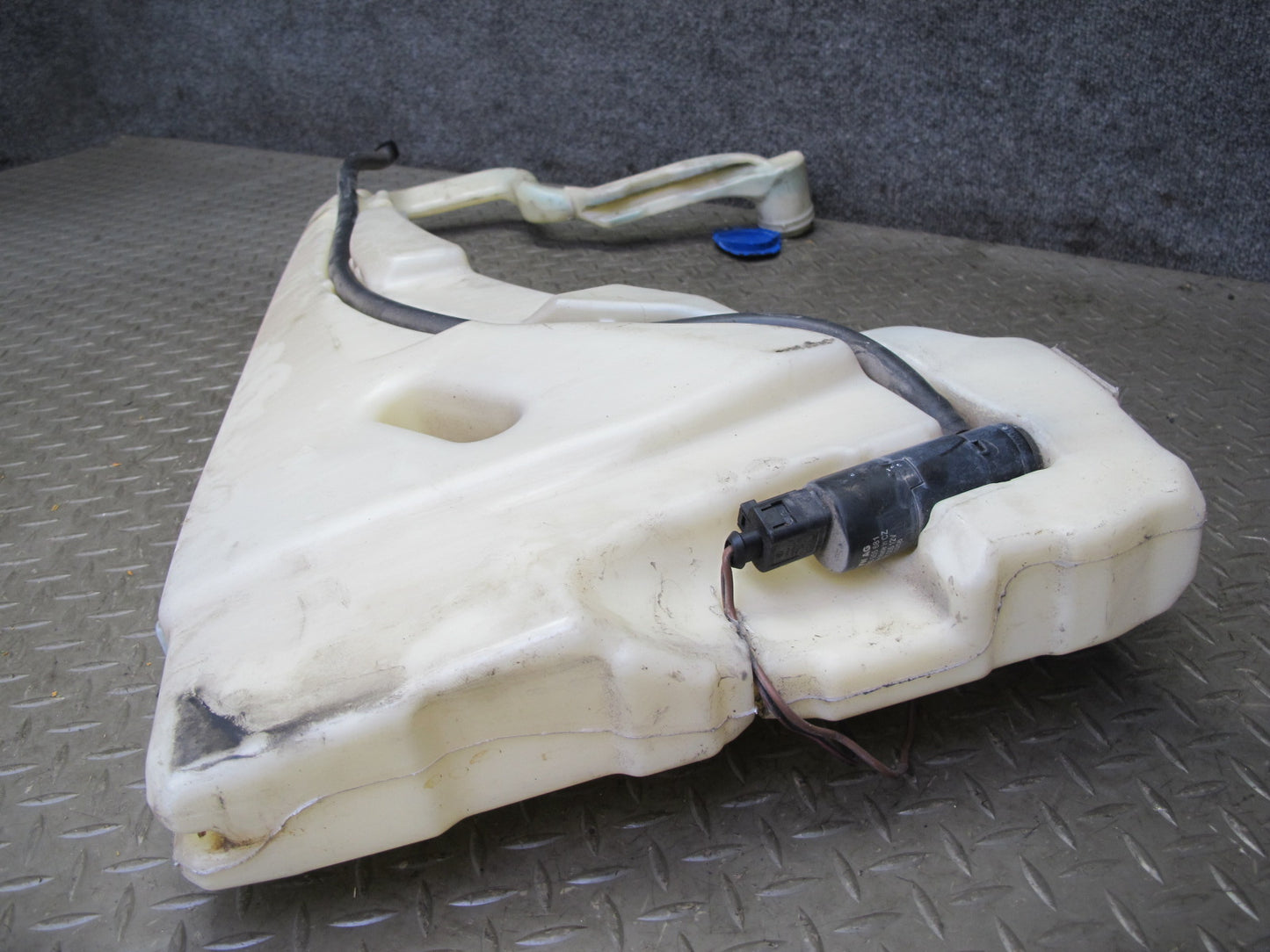 2003-2010 Porsche Cayenne 955 Windshield Washer Fluid Reservoir Tank w Pump