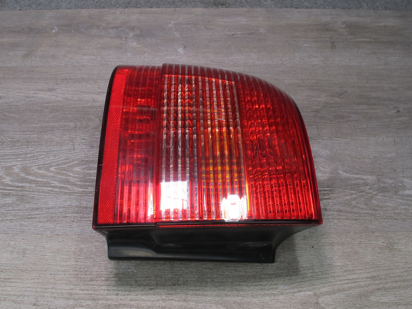 2003-2006 Porsche Cayenne 955 Rear Left Tail Light Lamp