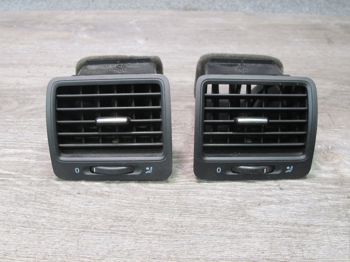 06-09 VW Rabbit GTI R32 Set of 2 Front Dash Left & Right A/C Air Vent Grille OEM