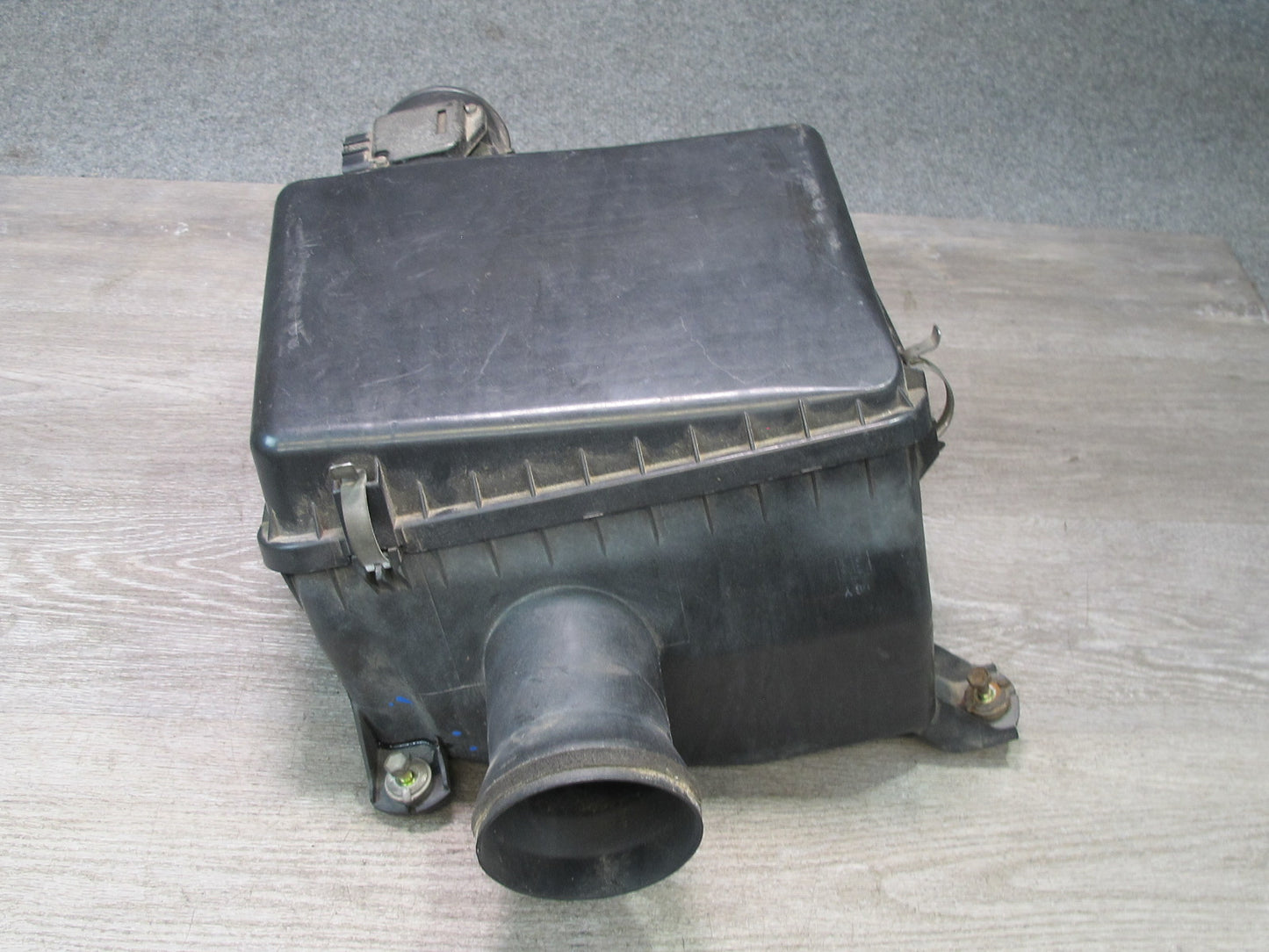 2003-2007 Lexus UZJ100L LX470 Engine Air Intake Cleaner Filter Box Housing