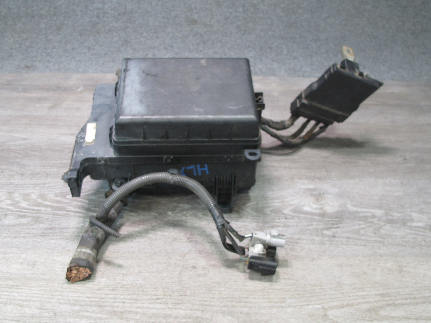 2003-2007 Lexus UZJ100L LX470 Under Hood Power Distribution Fuse Relay Box