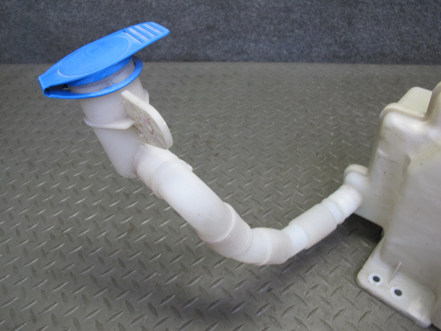 06-09 VW Golf MK5 R32 Windshield Washer Fluid Reservoir Tank w Pump OEM