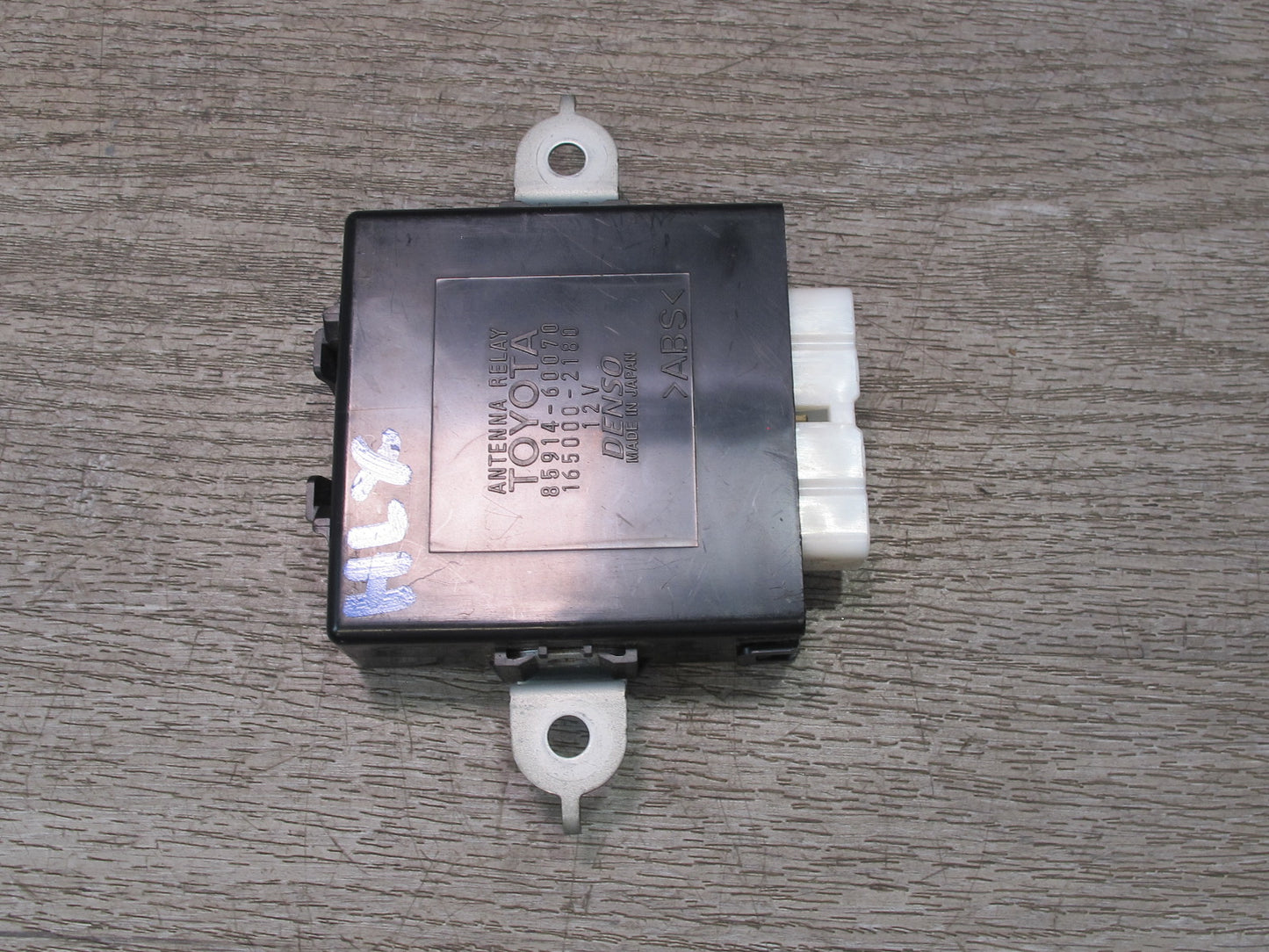 1998-2007 Lexus UZJ100L LX470 Antenna Relay Control Module Unit 85914-60070