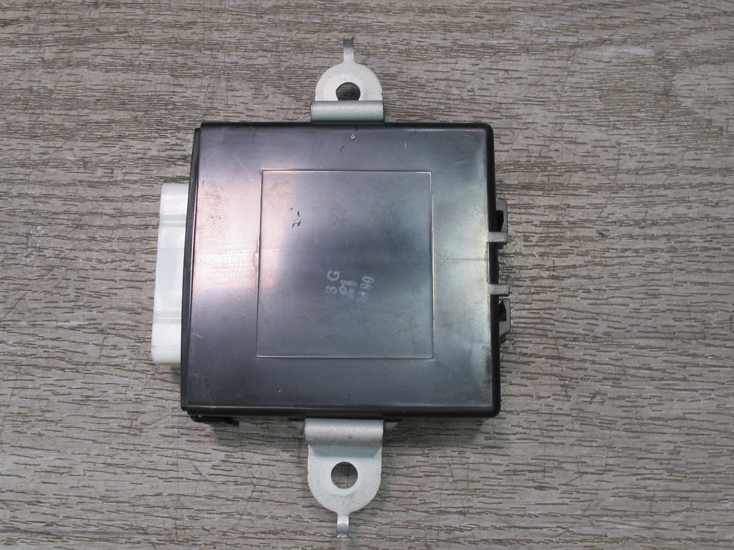 1998-2007 Lexus UZJ100L LX470 Antenna Relay Control Module Unit 85914-60070