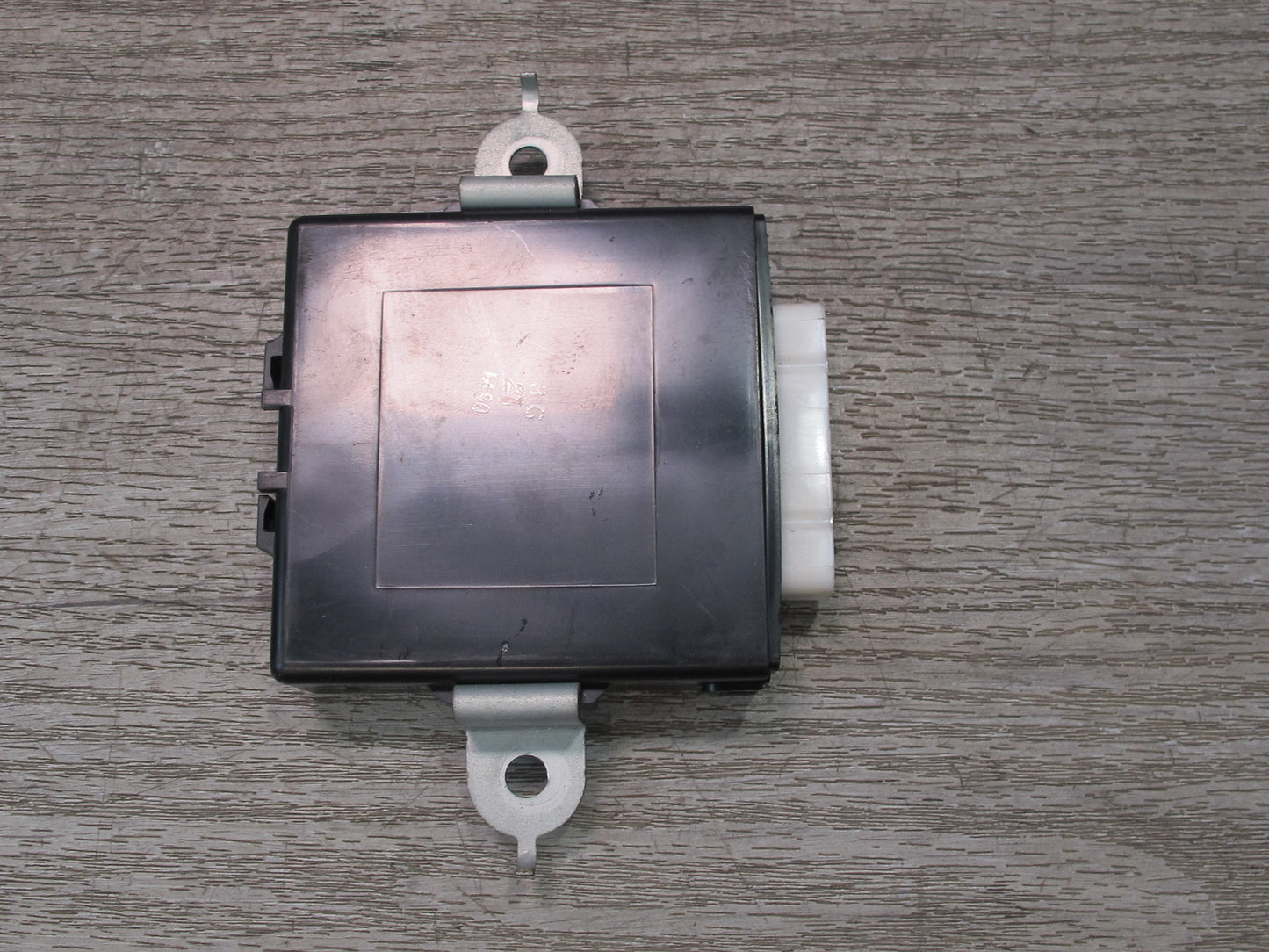 1998-2007 Lexus UZJ100L LX470 Antenna Relay Control Module Unit 85914-60070