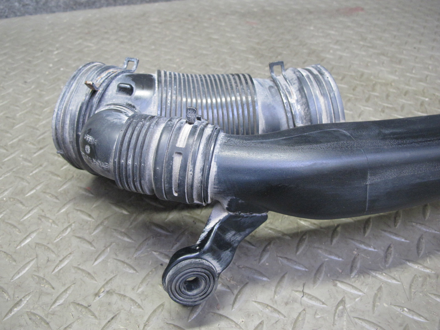 2008 VW R32 VR6 3.2L Set Cbra Engine Air Intake Connector Hose Duct 2 Pipe OEM