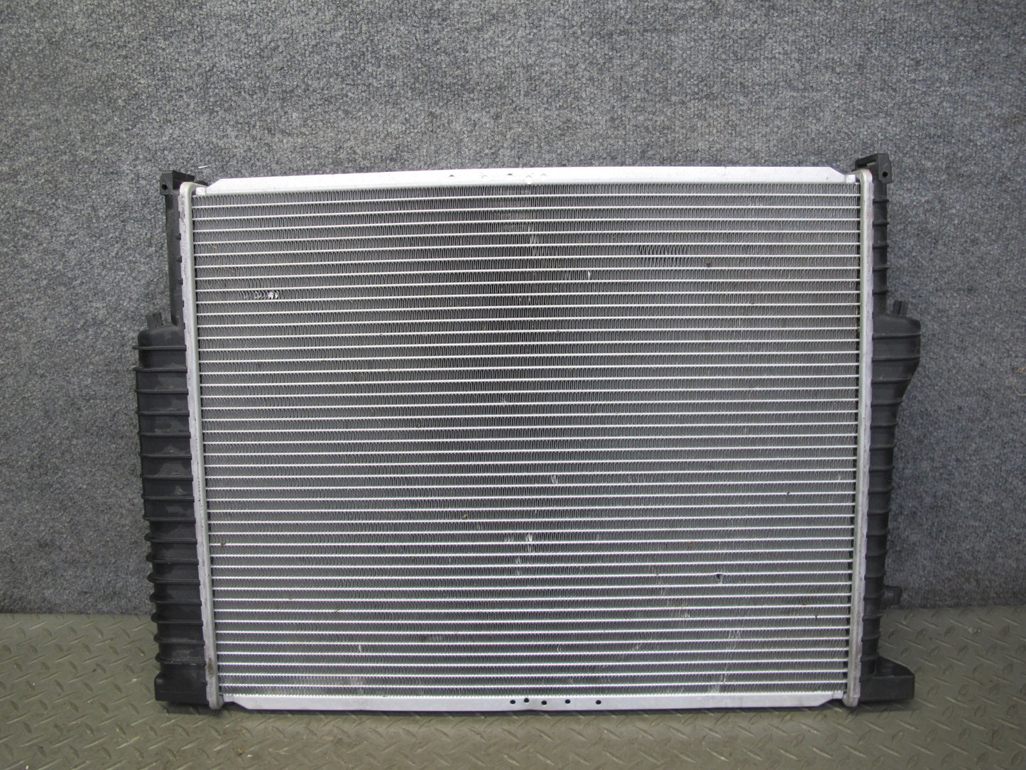 87-91 BMW 325i Automatic Transmission E30 Front Engine Cooling Radiator