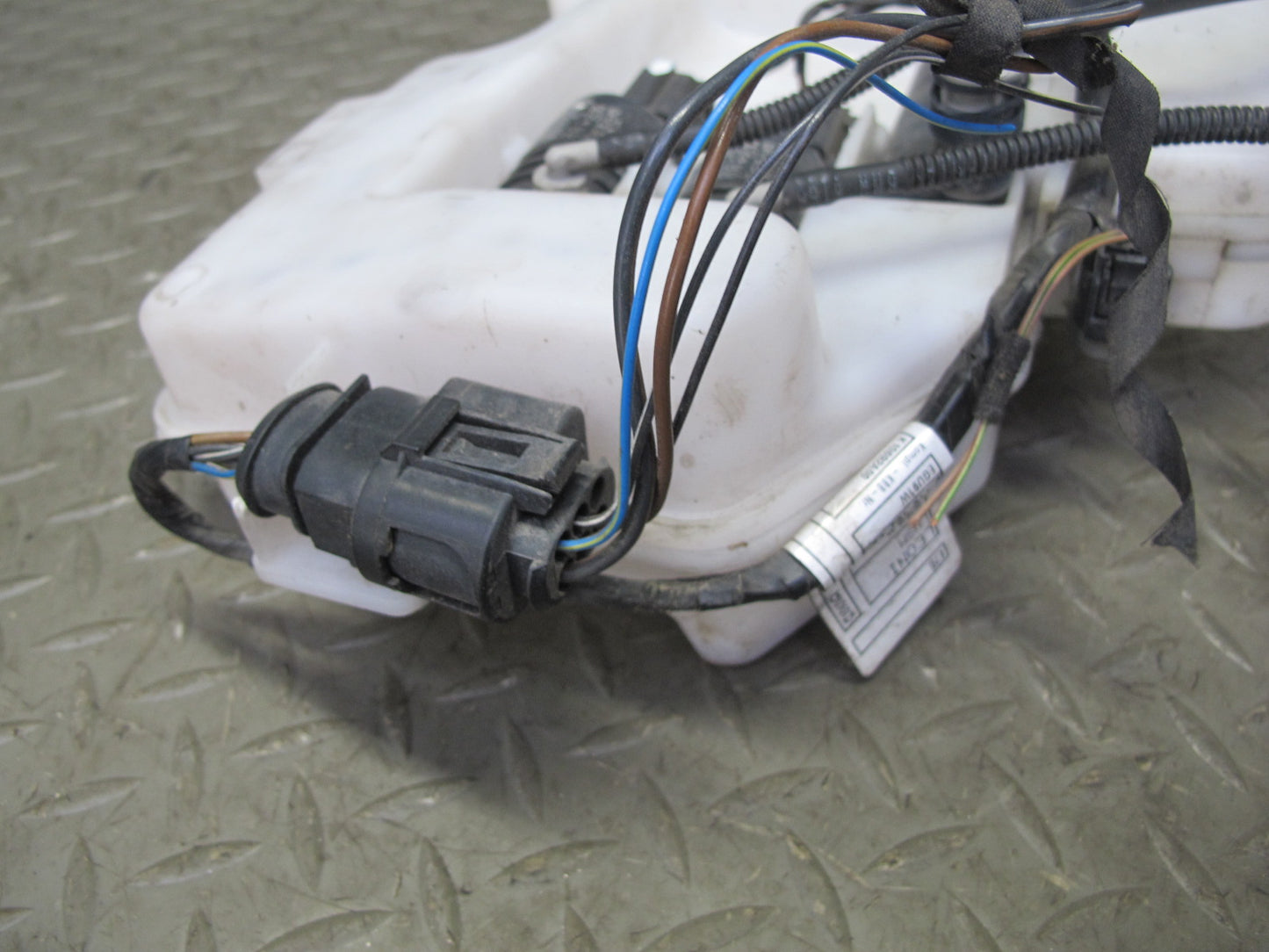 2007-2013 BMW E70 X5 Windshield Wiper Washer Fluid Reservoir Tank W/ Pumps Assy