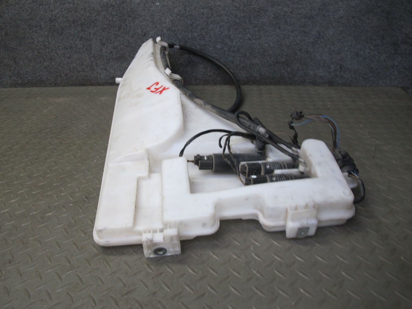 2007-2013 BMW E70 X5 Windshield Wiper Washer Fluid Reservoir Tank W/ Pumps Assy