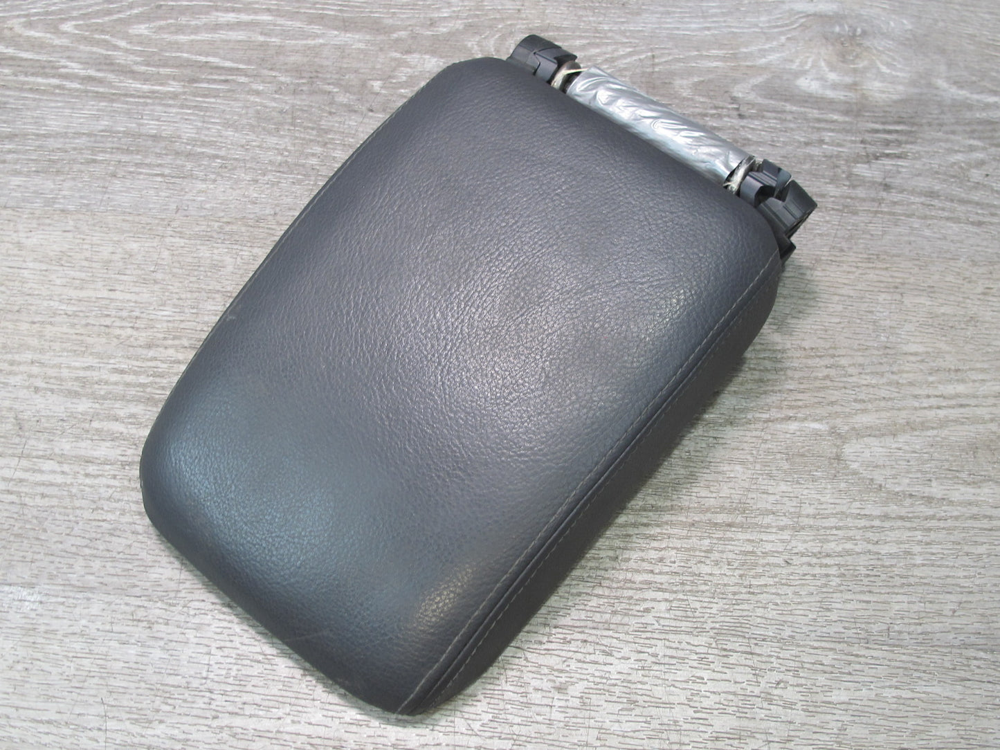 05-09 VW Golf R32 GTI Rabbit Jetta Center Console Leather Armrest Lid OEM