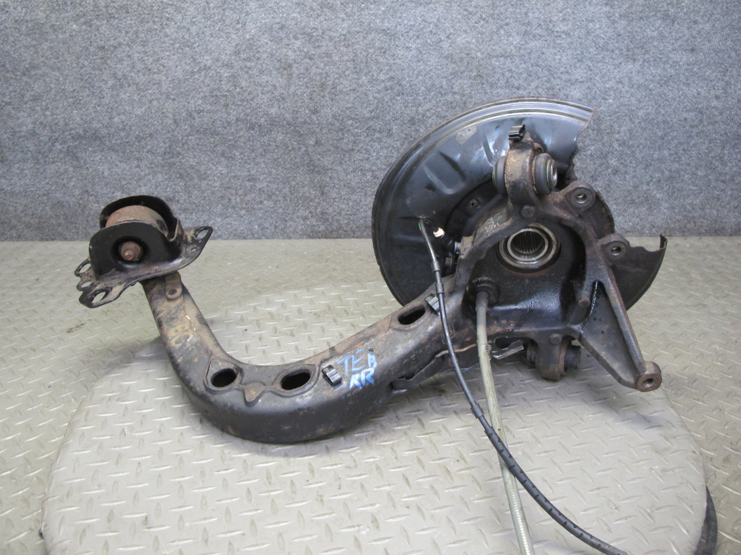 01-06 BMW E46 330i 330Ci RWD Rear Right Knuckle Wheel Hub Trailing Arm OEM