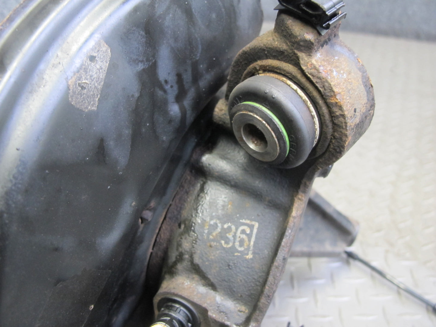 01-06 BMW E46 330i 330Ci RWD Rear Right Knuckle Wheel Hub Trailing Arm OEM