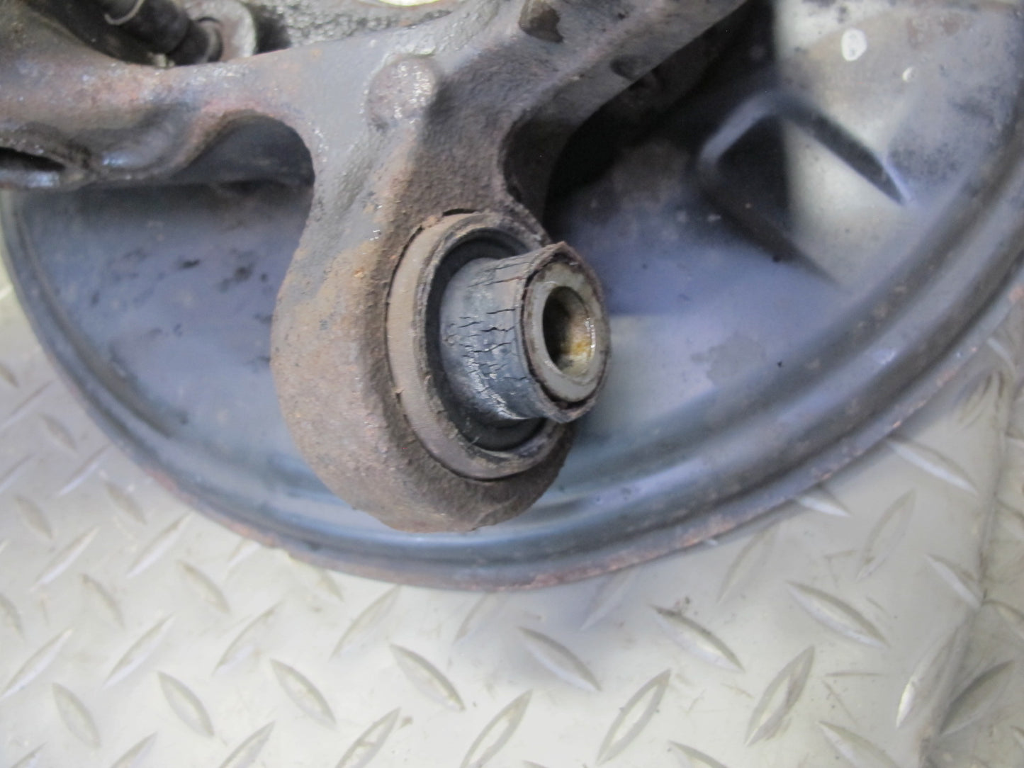 01-06 BMW E46 330i 330Ci RWD Rear Right Knuckle Wheel Hub Trailing Arm OEM