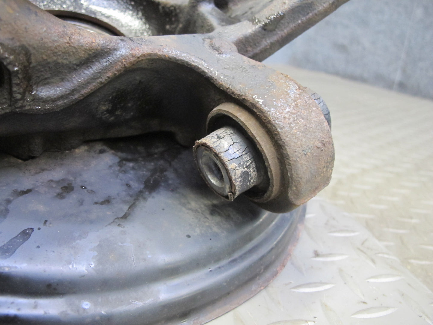 01-06 BMW E46 330i 330Ci RWD Rear Right Knuckle Wheel Hub Trailing Arm OEM