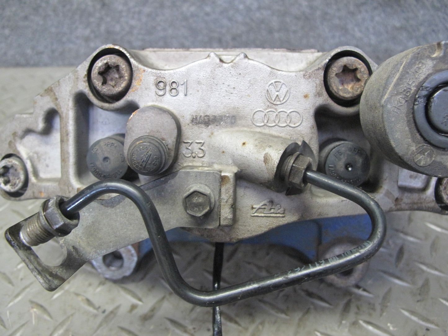 2008 VW Golf MK5 R32 VR6 AWD Set of 2 Front Left & Right Brake Caliper OEM