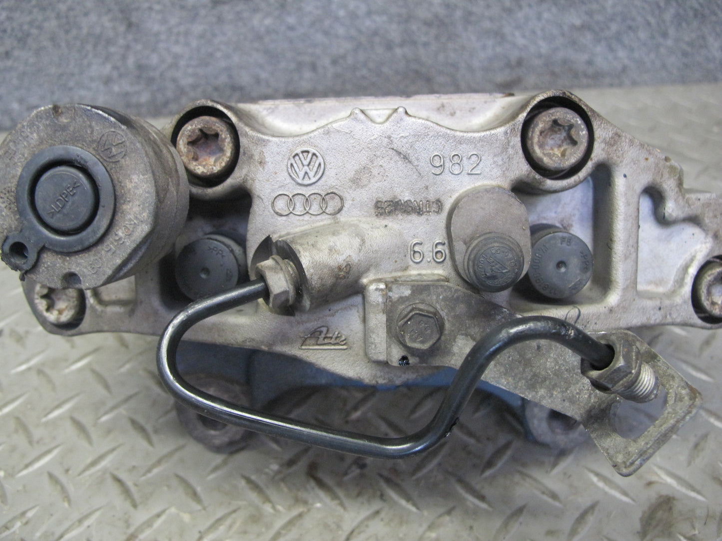 2008 VW Golf MK5 R32 VR6 AWD Set of 2 Front Left & Right Brake Caliper OEM