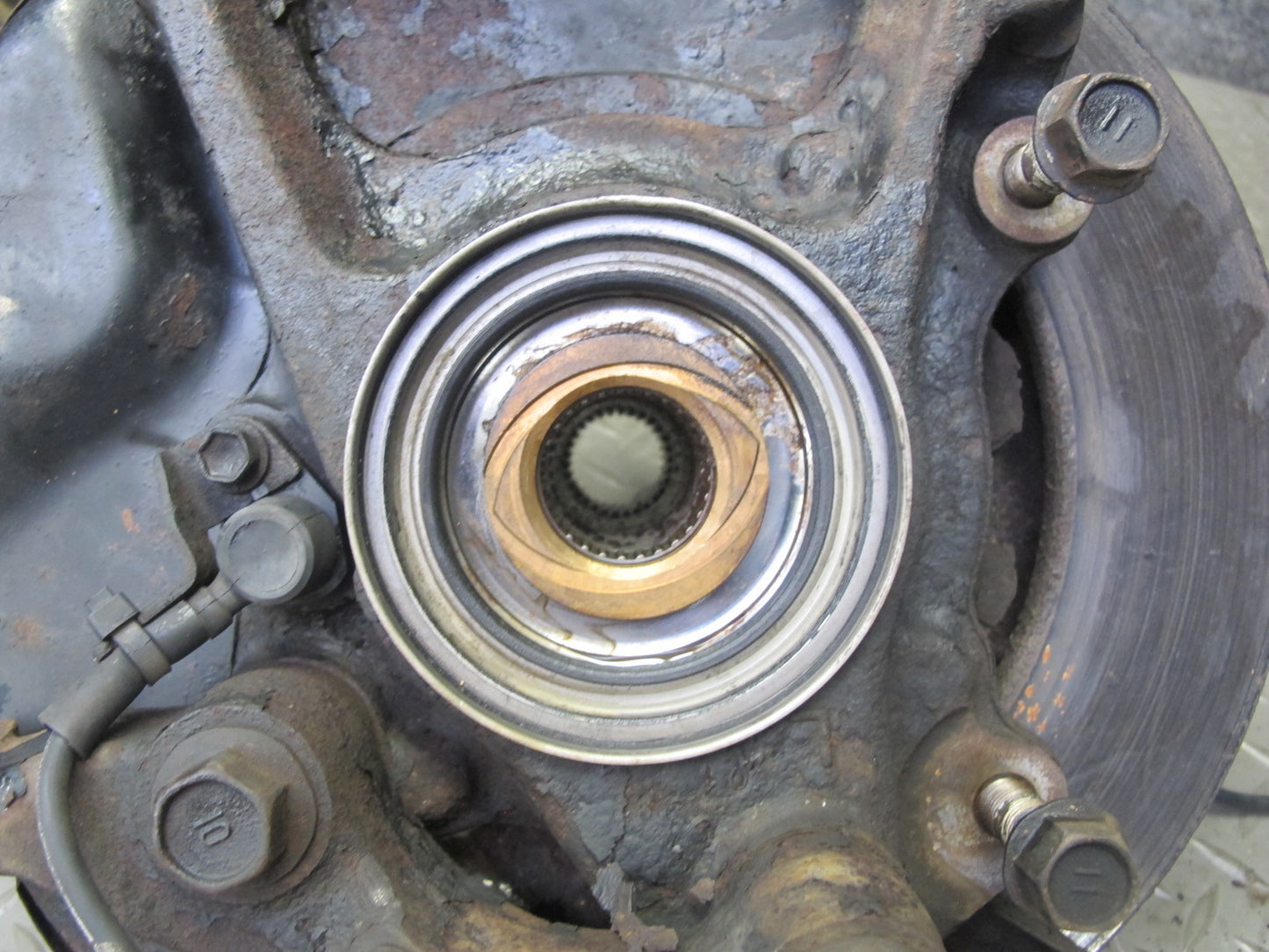 1998-2007 Lexus J100 LX470 Front Left Side Spindle Knuckle Wheel Hub Bearing