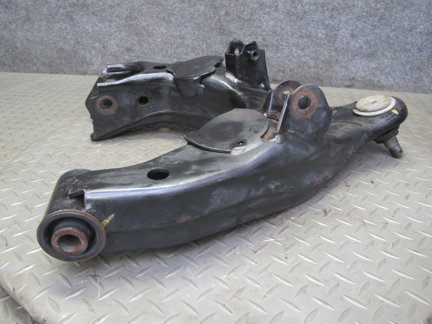1998-2007 Lexus UZJ100L LX470 Front Left Driver Side Lower Control Arm