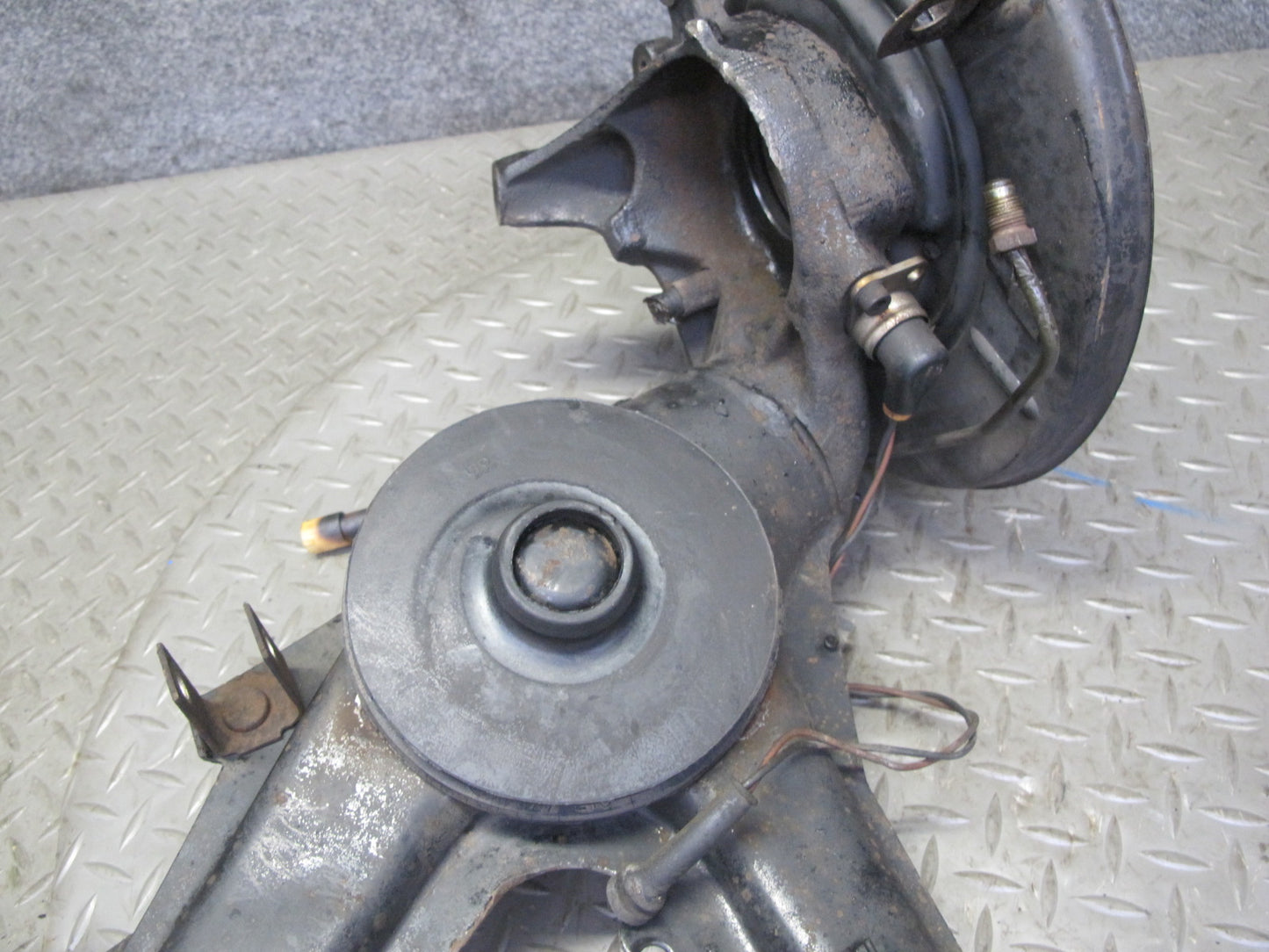 87-91 BMW E30 3-SERIES Rear Left Trailing Arm Spindle Knuckle Wheel Hub OEM