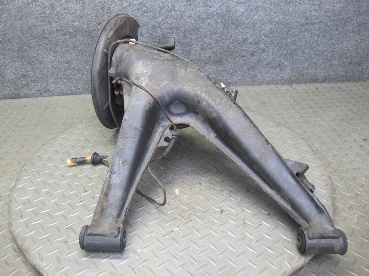 87-91 BMW E30 3-SERIES Rear Left Trailing Arm Spindle Knuckle Wheel Hub OEM