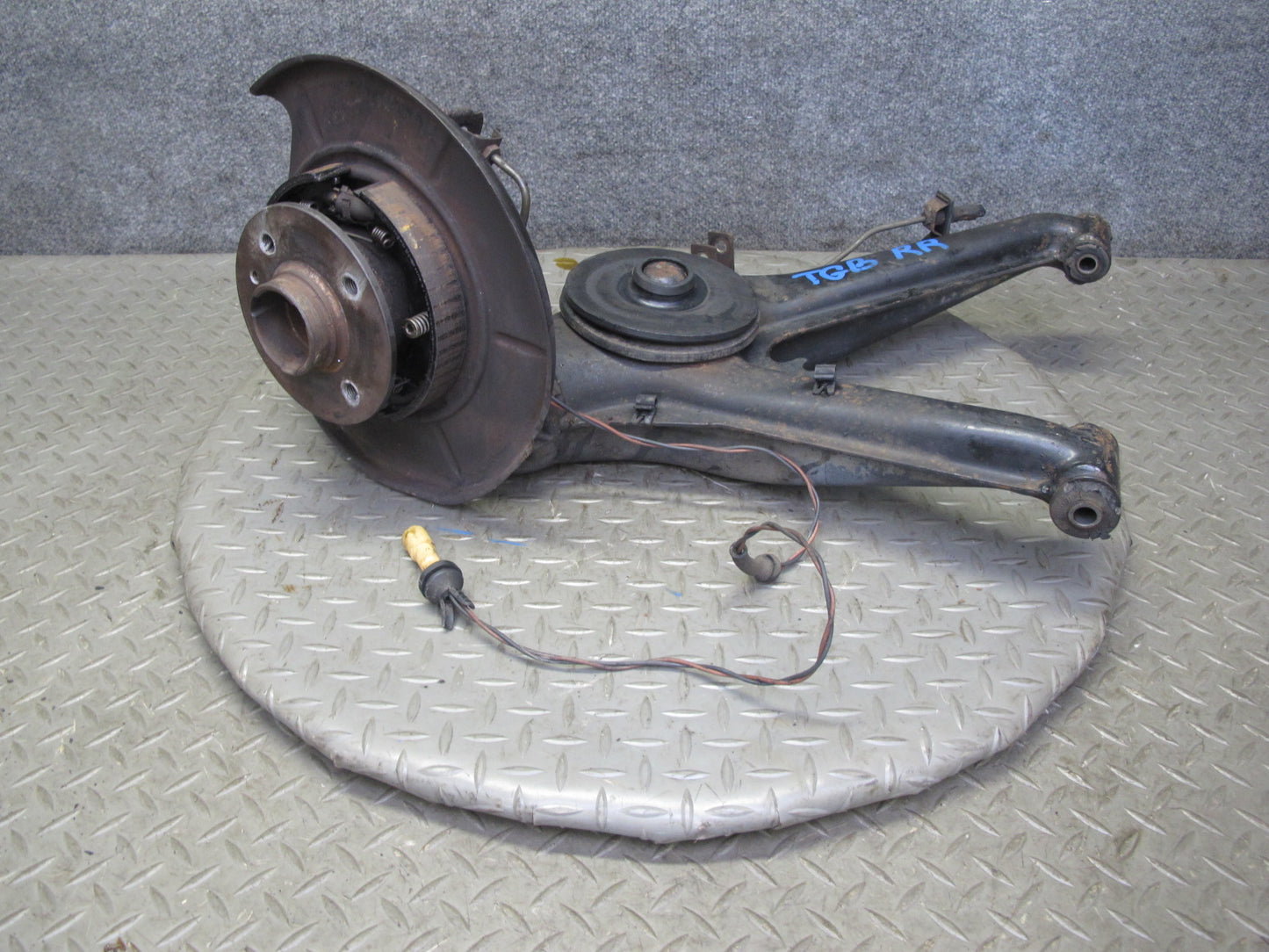 87-91 BMW E30 3-SERIES Rear Right Trailing Arm Spindle Knuckle Wheel Hub OEM