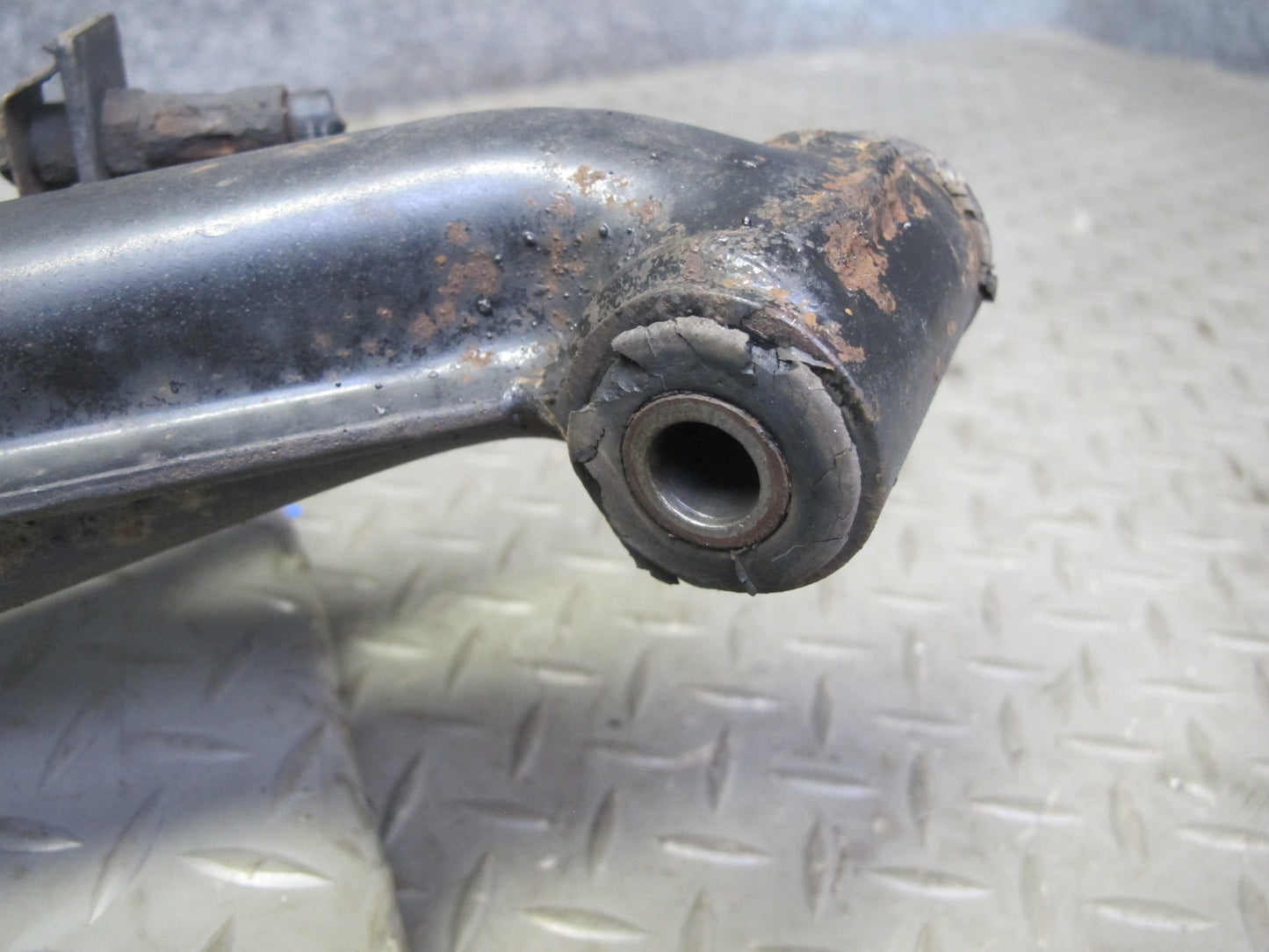 87-91 BMW E30 3-SERIES Rear Right Trailing Arm Spindle Knuckle Wheel Hub OEM