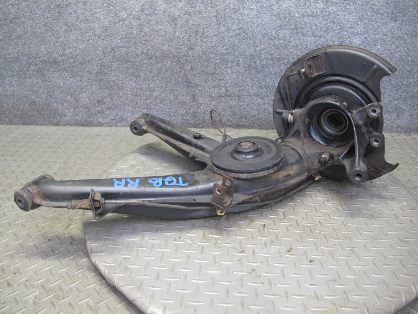 87-91 BMW E30 3-SERIES Rear Right Trailing Arm Spindle Knuckle Wheel Hub OEM