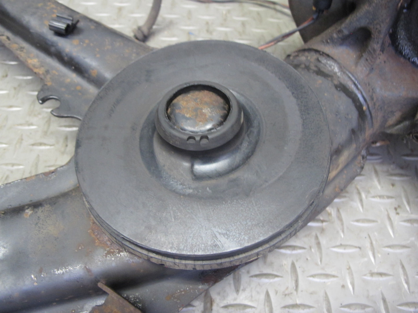 87-91 BMW E30 3-SERIES Rear Right Trailing Arm Spindle Knuckle Wheel Hub OEM