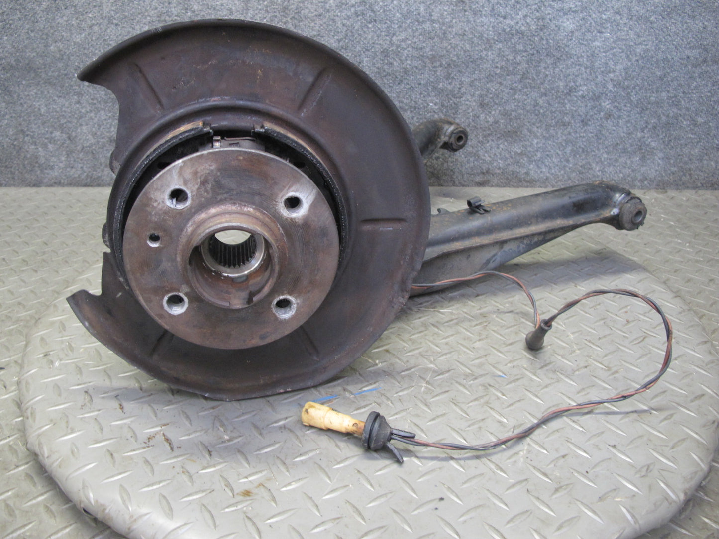 87-91 BMW E30 3-SERIES Rear Right Trailing Arm Spindle Knuckle Wheel Hub OEM